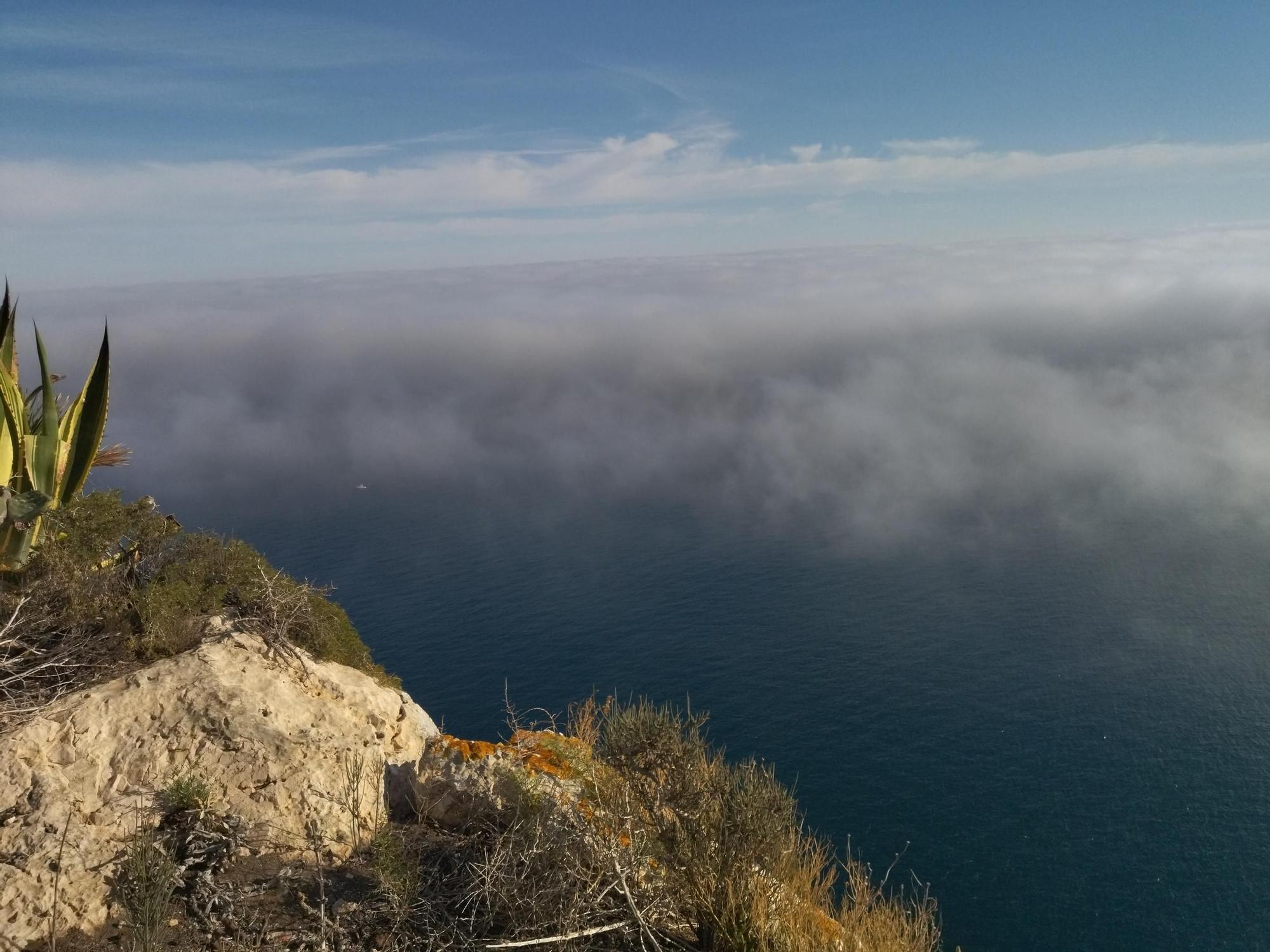 La niebla, desde el cabo de Sant Antoni (imágenes)