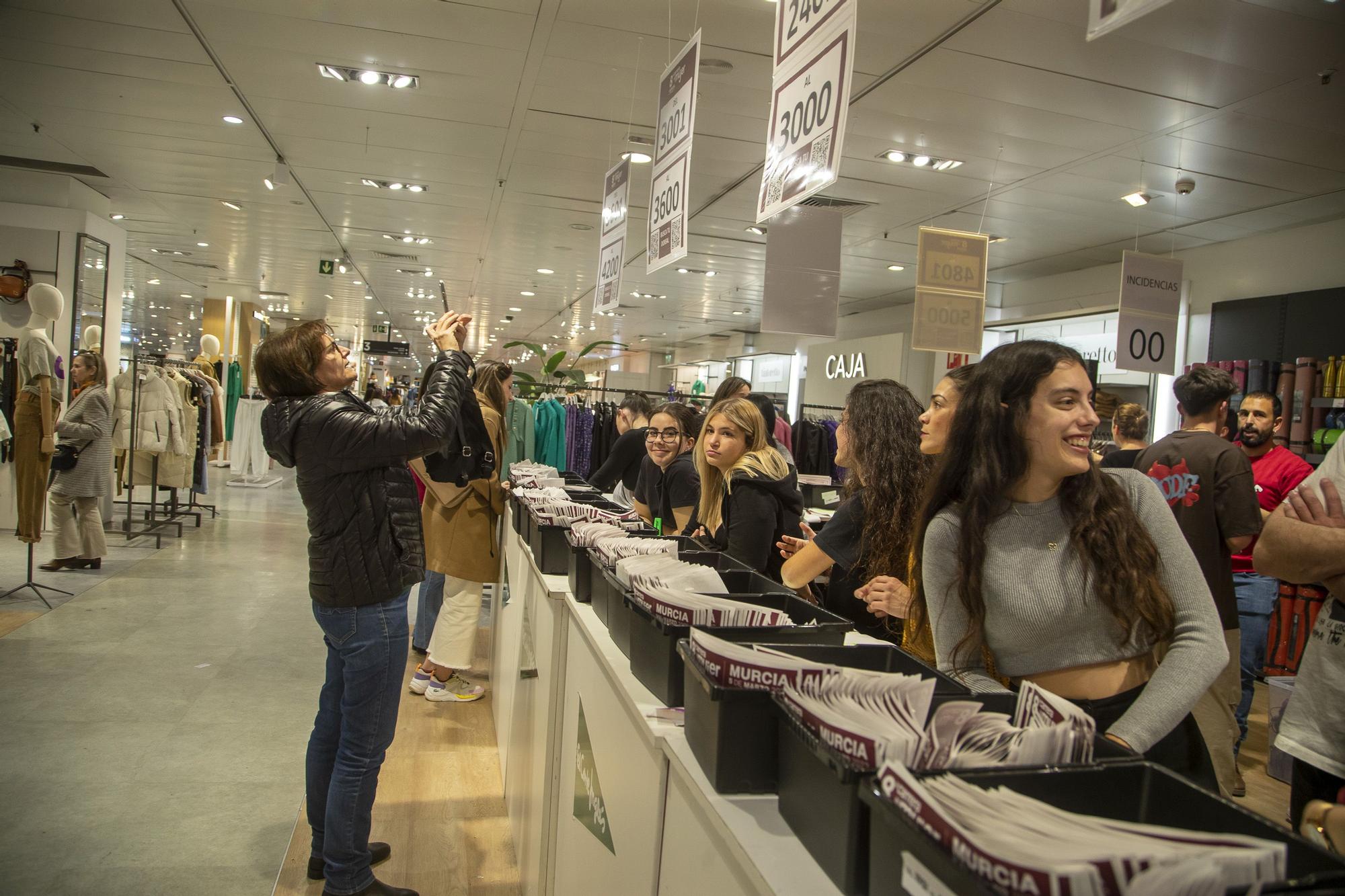 Entrega de dorsales de la Carrera de la Mujer (viernes por la tarde)