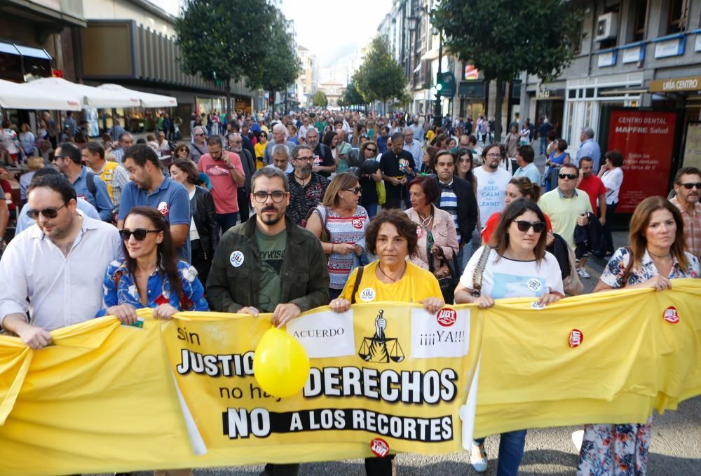 Los funcionarios de justicia se manifiestan en Oviedo tras rechazar la oferta del Principado