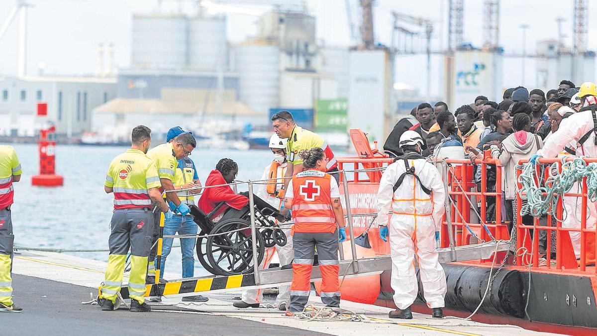 Momento en el que desembarcan a la mujer en avanzado estado de gestación que llegó ayer en una patera a Lanzarote.