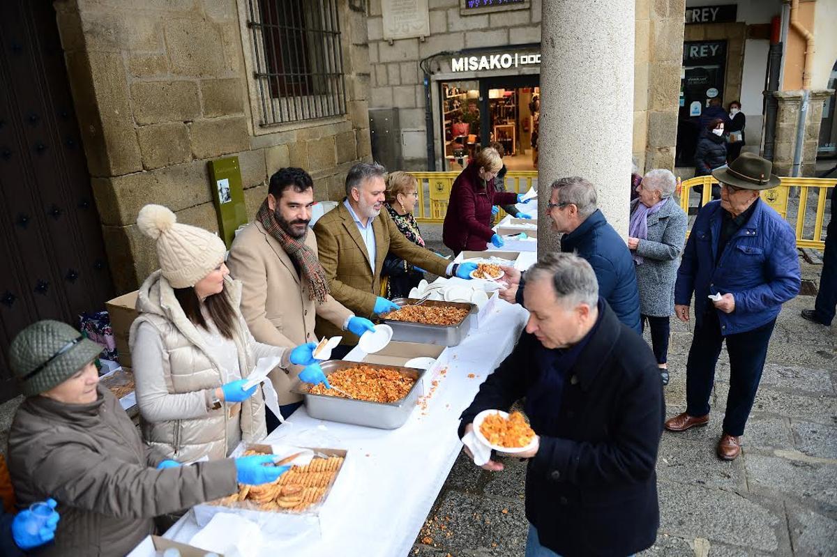 Pizarro y miembros del equipo de gobierno reparten migas en la Plaza Mayor de Plasencia.