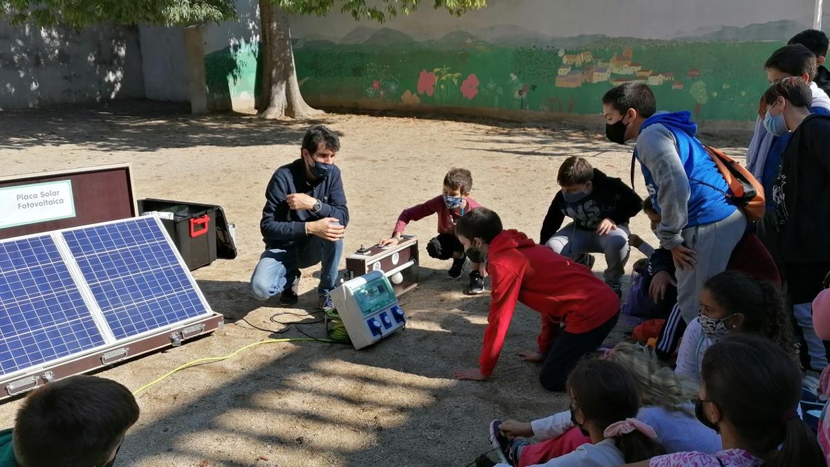 En alguns casos el material s’ha cedit al professorat del centre i en d’altres un tècnic ha dinamitzat l’activitat