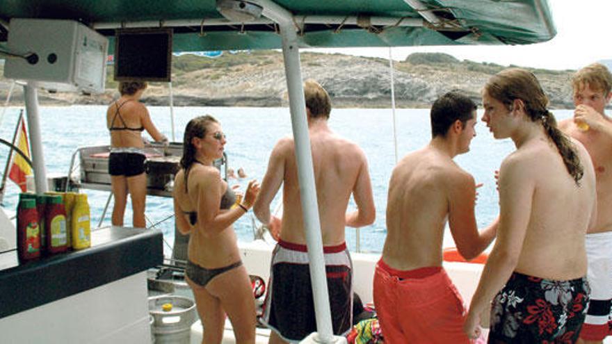 Escena de una ´boat party´ en la costa norte de la isla.