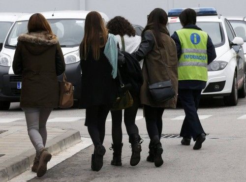 Los familiares de los pasajeros llegan al aeropuerto del Prat