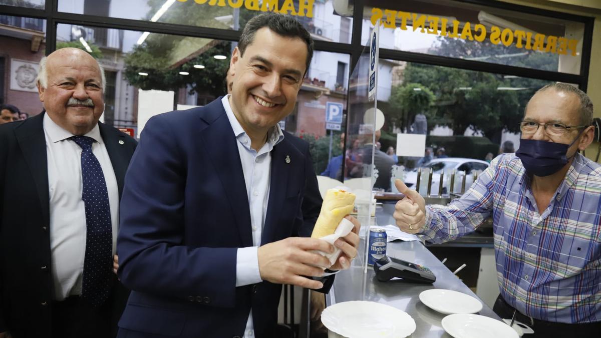 Juanma Moreno, con un perrito del bar Lucas.