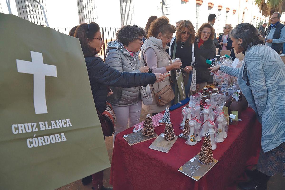 Los hermanos de la Cruz Blanca reparten migas.