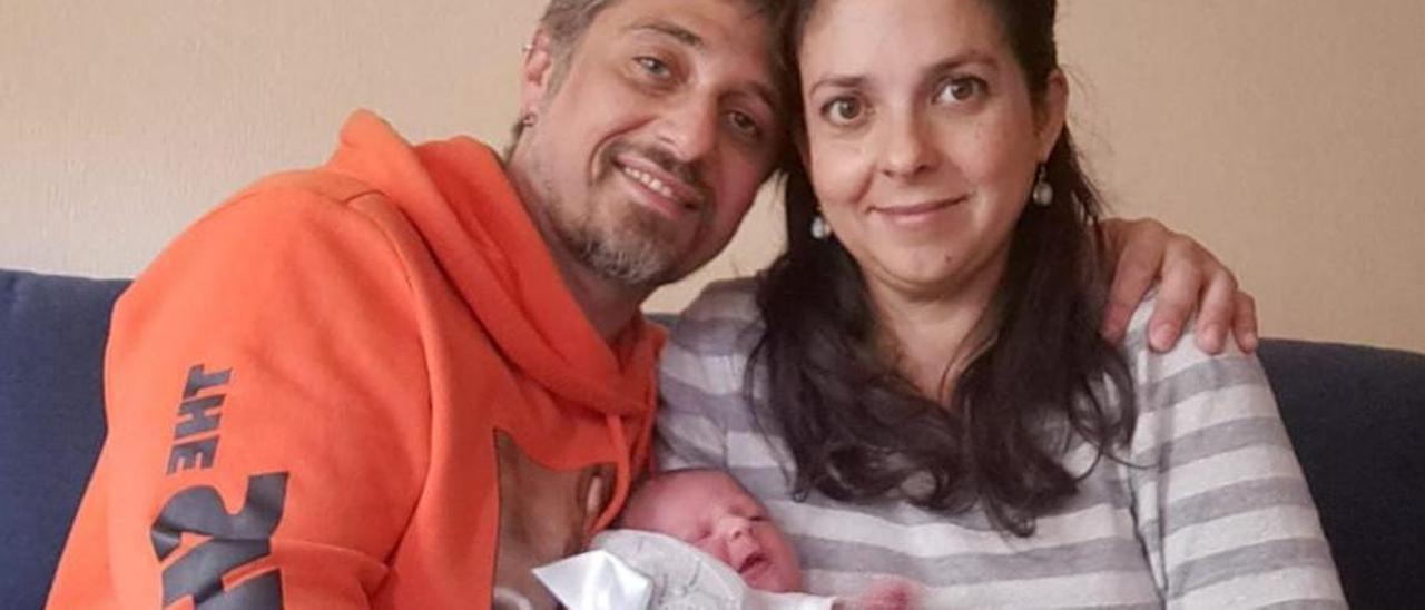 Noelia Tourón Besada y su pareja posan con el pequeño Eloy, de poco más de una semana de vida.