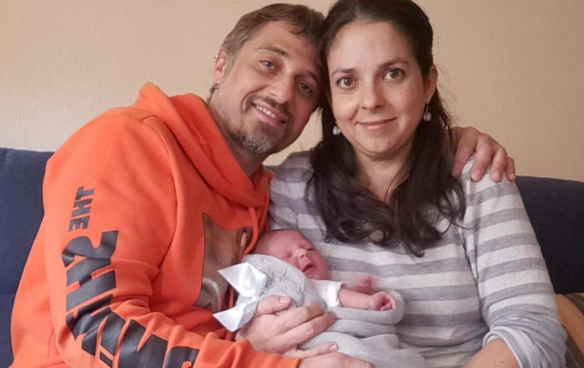 Noelia Tourón Besada y su pareja posan con el pequeño Eloy, de poco más de una semana de vida.