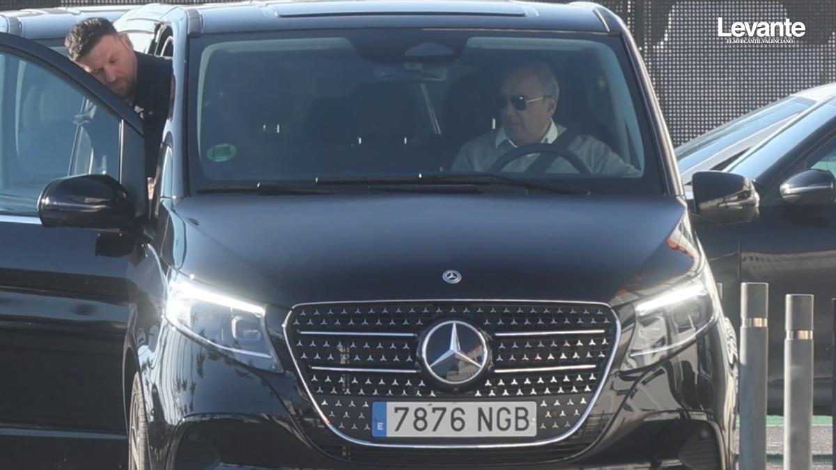 Kiat Lim abandona la Ciudad Deportiva de Paterna tras la reunión con Gourlay y Corberán