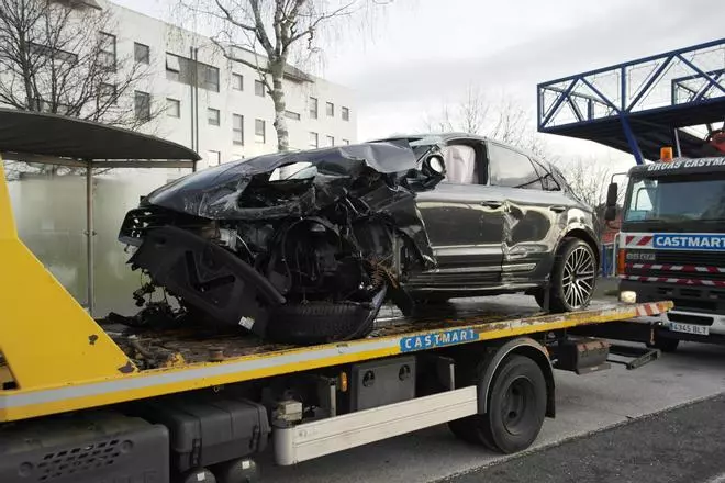 Los bomberos excarcelan al conductor de un coche volcado en la rotonda de Santa Lucía