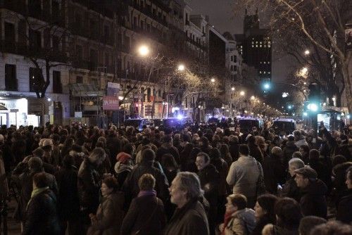 UNAS 200 PERSONAS PROTESTAN CONTRA LA CORRUPCIÓN ANTE SEDE DEL PP EN MADRID