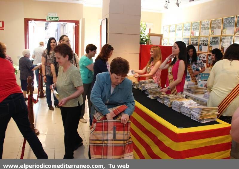 GALERÍA DE FOTOS -- Vila-real reparte el programa de fiestas de Sant Pasqual