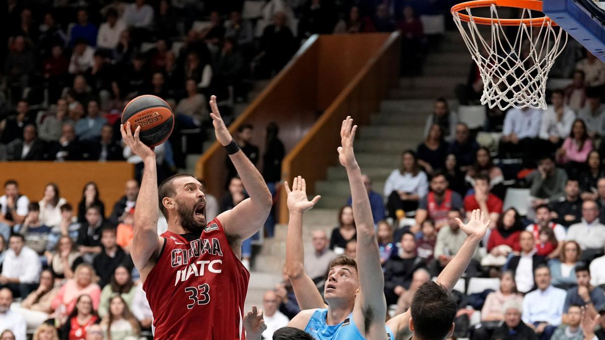 Marc Gasol, trata de tirar del equipo en la pista, aunque necesita la ayuda de sus compañeros