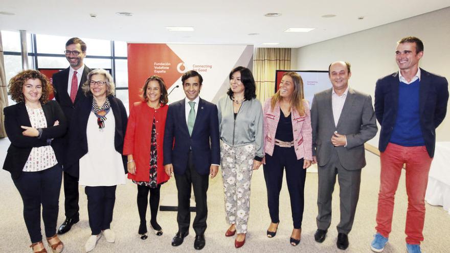 El Conselleiro de Política Social, Rey Varela, junto a diferentes asociaciones, ayer, en Vigo. // Marta G. Brea