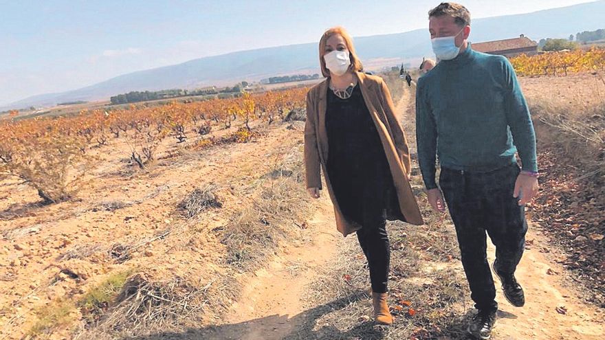 Dolors Gimeno passeja amb l’alcalde de la Font de la Figuera, Vicent Muñoz, en un dels camins saludables projectats sobre camins ja existents.