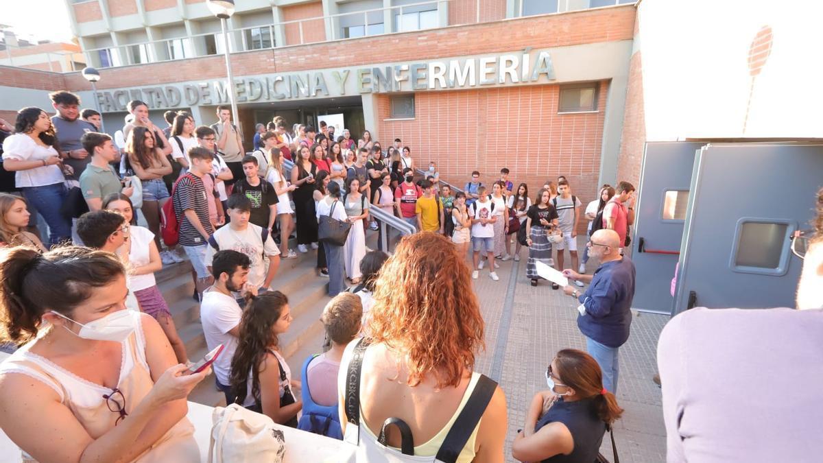 Estudiantes a la espera de entrar al examen de la PEvAU este martes en Córdoba.