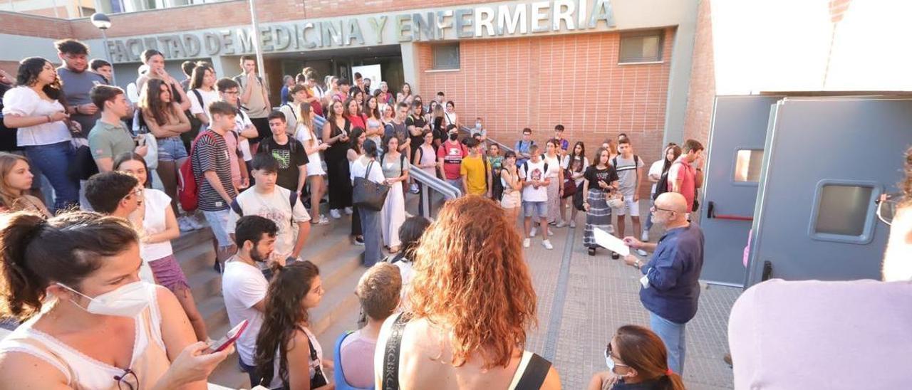 Estudiantes a la espera de entrar al examen de la PEvAU este martes en Córdoba.