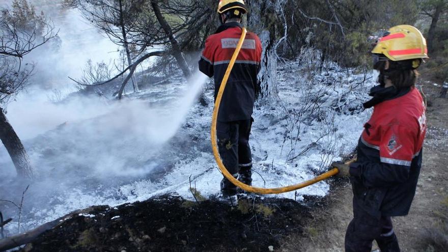 Los bomberos han tenido que regresar a Benassau al volver a surgir las llamas en el monte.