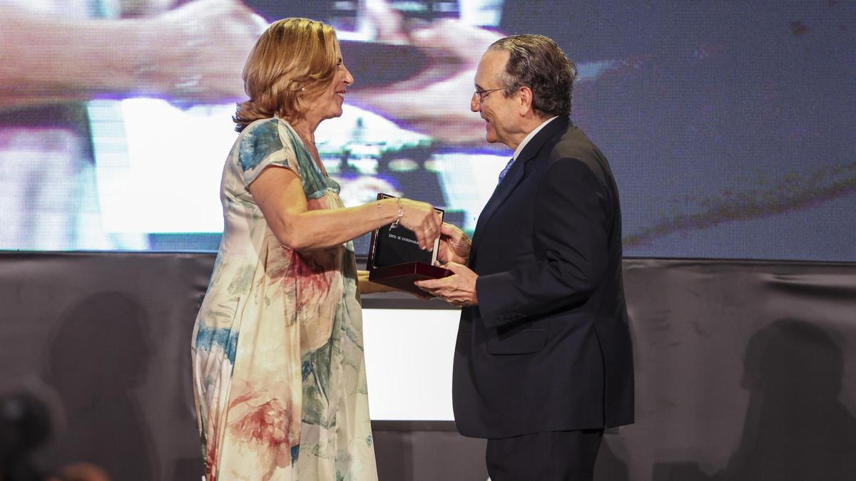 Isabel Bravo entrega la Medalla de Extremadura a Javier Moll, anoche en Mérida.