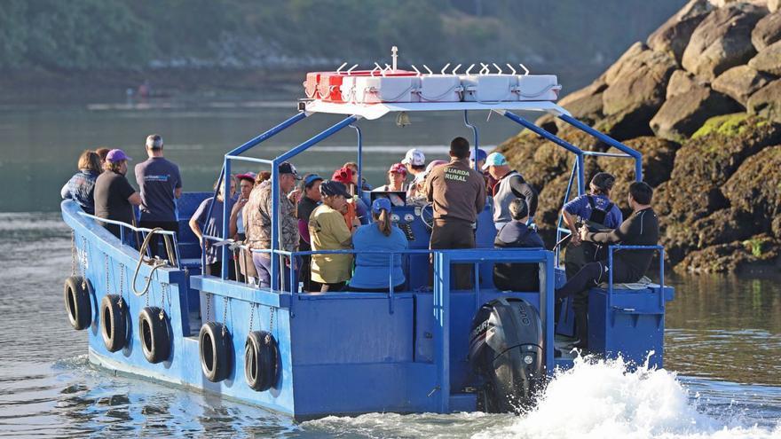 Mariscadoras de Arcade desplazándose a faenar el pasado septiembre.   | // MARTA G. BREA