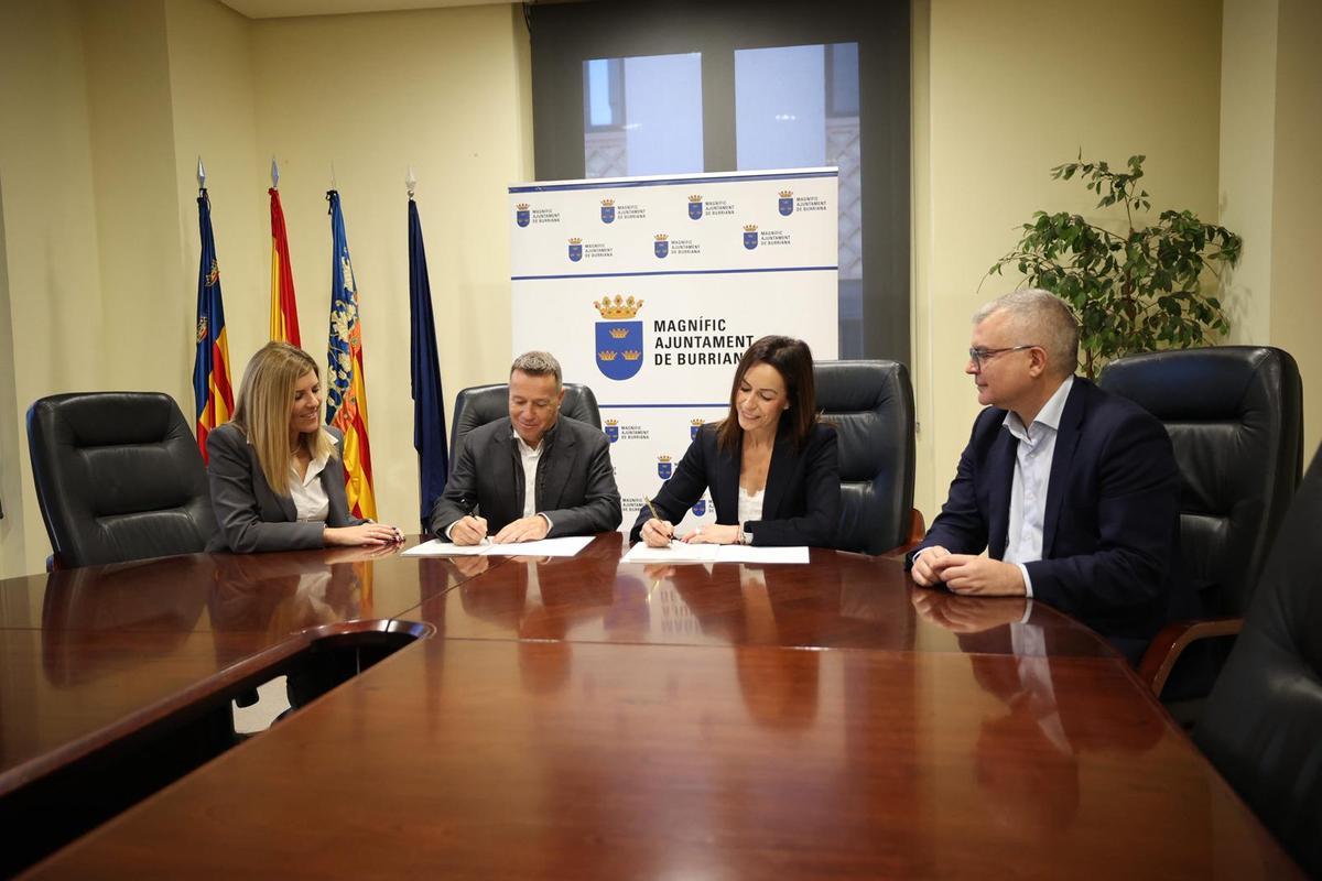 La firma del contrato se ha realizado entre el alcalde de Burriana, Jorge Monferrer Daudí, la concejal de Participación Ciudadana, Isabel Monfort, y la directora de Banca de Instituciones de Caixabank en Castellón, Cielo Falcó Coronel, junto a representantes de la oficina local.