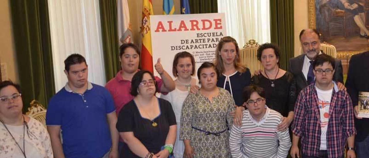 Miembros de Alarde, en la presentación de su calendario solidario.