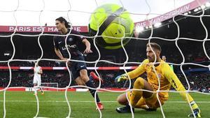 Cavani, tras anotar el gol histórico con la camiseta del PSG.