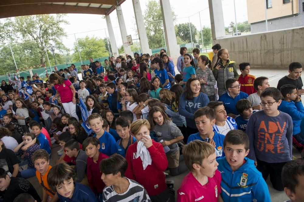 Los jugadores del Real Oviedo, Esteban y Diegui, visitan el colegio de La Corredoria 2