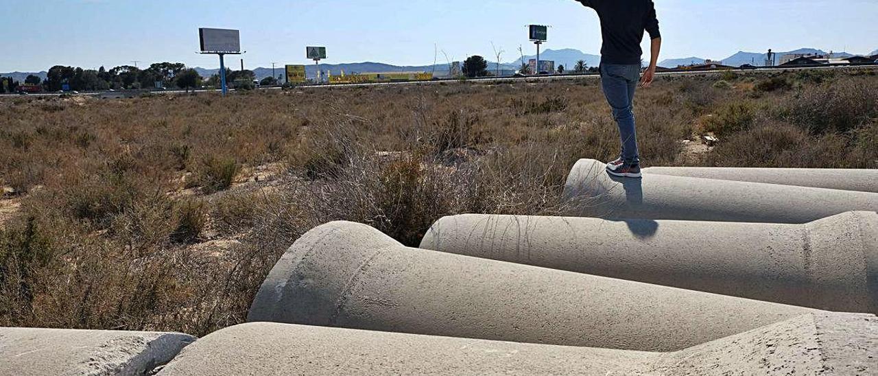 Los trabajos de urbanización de los terrenos de Walaig se paralizaron por los conflictos jurídicos. ÁXEL ÁLVAREZ