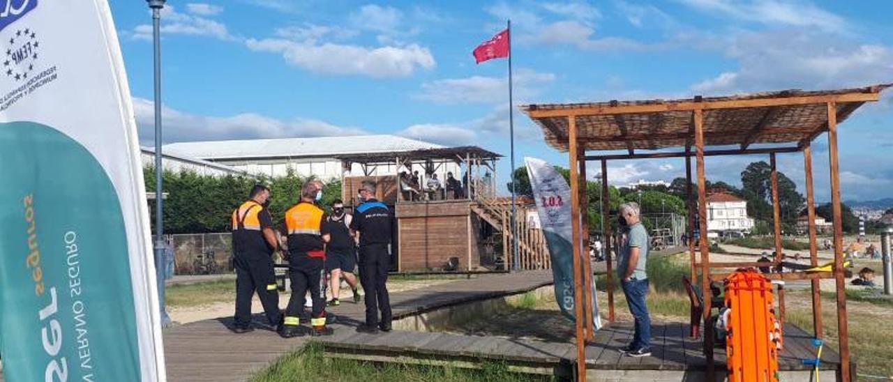 Efectivos de Policía y Protección Civil ordenando el izado de la bandera roja.  |  GONZALO NÚÑEZ