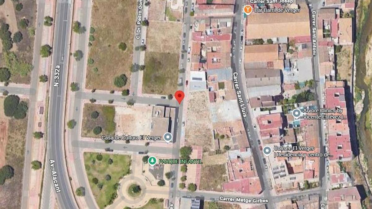 El solar donde se construirán las viviendas está junto a la Casa de Cultura