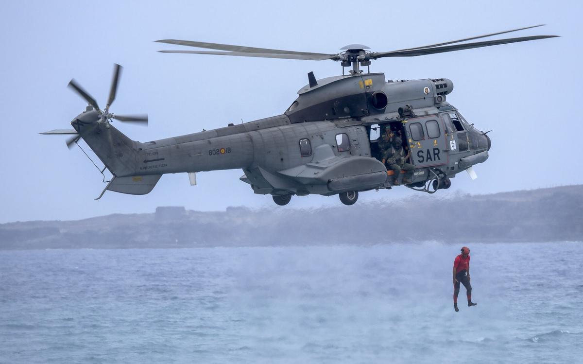 Exhibición de rescate con helicóptero en La Cícer dentro del Día de las Fuerzas Armadas