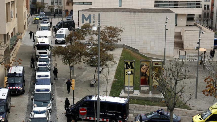 El Museu de Lleida i la comitiva de la Guàrdia Civil escortant el camió i la furgoneta amb les obres de Sixena per traslladar-les a l&#039;Aragó, l&#039;11 de desembre de 2017.