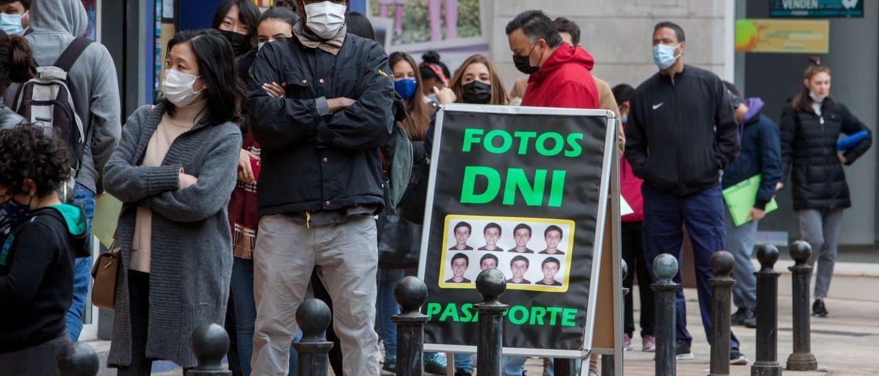 Colas para renovar el DNI y el pasaporte en la ciudad de València, imagen de archivo.