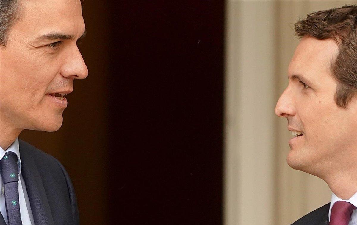 El presidente del Gobierno, Pedro Sánchez, junto al líder del PP, Pablo Casado, en Moncloa