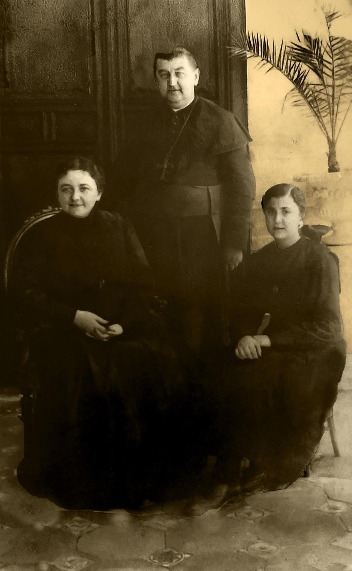 Don Manuel, con su hermana María Antonia y una acompañante.