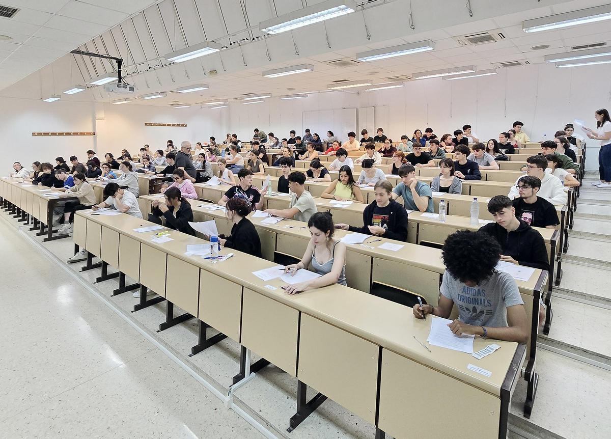Estudiantes en la selectividad.