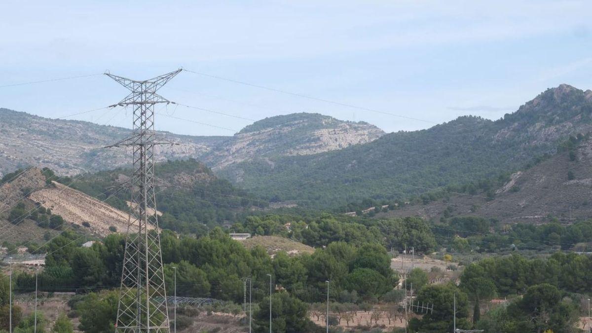 La actual línea de alta tensión y al fondo la Sierra del Caballo y el arenal de l&#039;Almortxó.