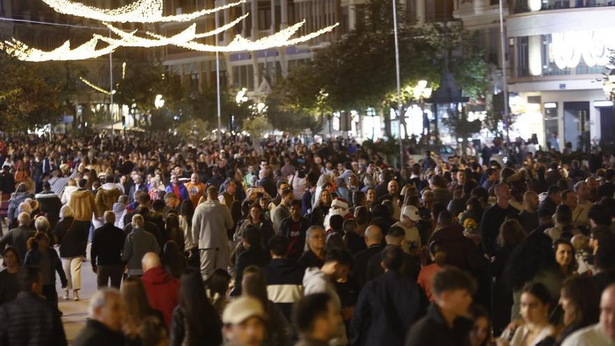 La afluencia de gente obliga a cortar los accesos al centro de València