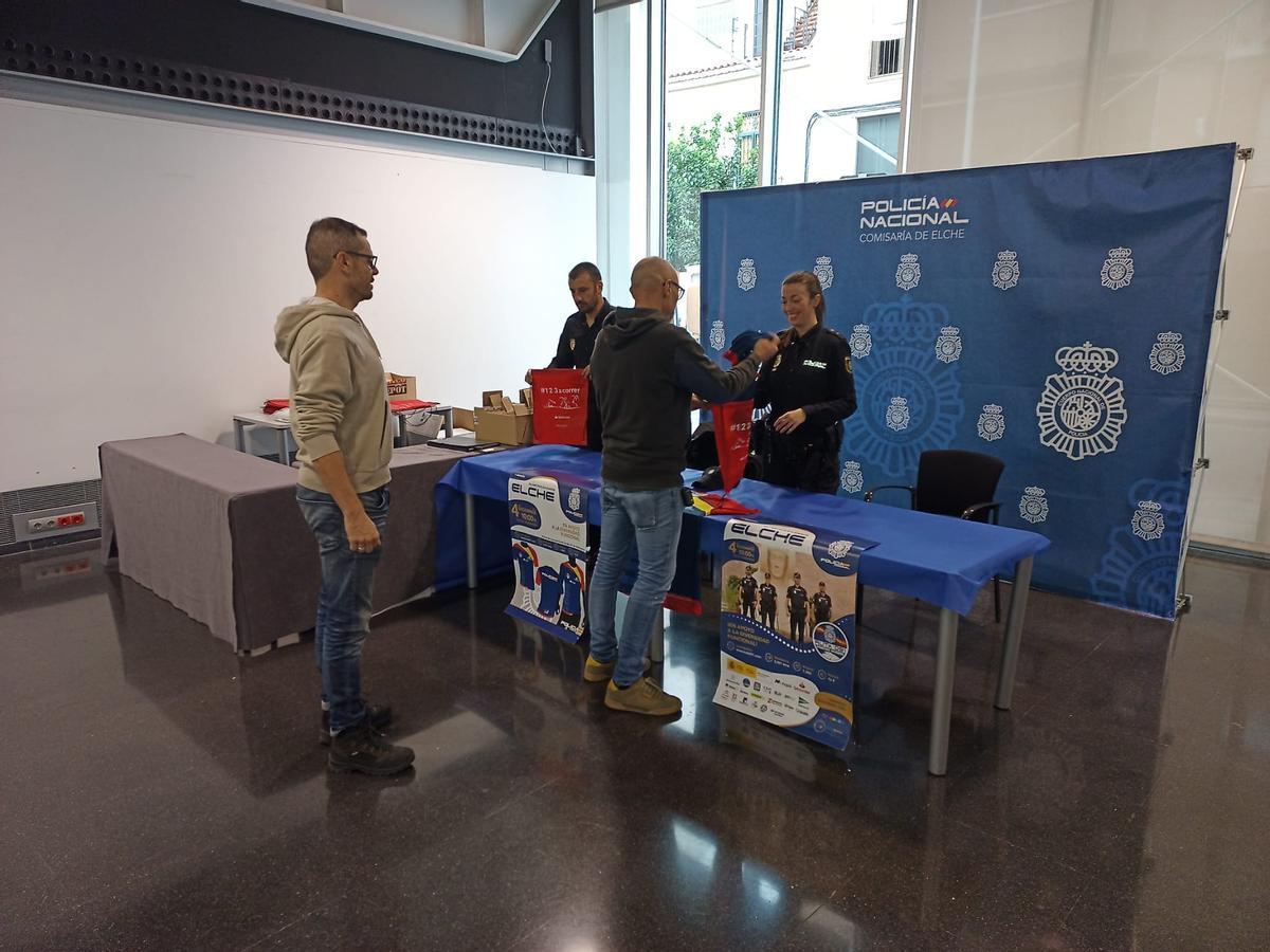 Entrega de dorsales de la carrera benéfica que organiza la Policía Nacional y la concejalía de Deportes