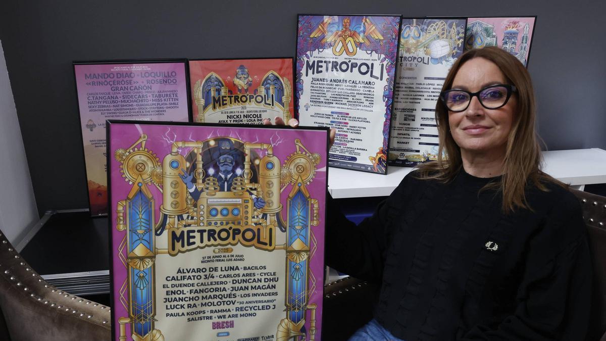Suca García, con el cartel de Metrópoli, en su sede de la calle Casimiro Velasco.