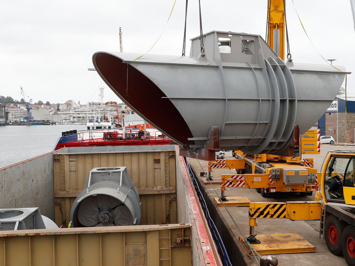 Vigo mueve las entrañas del crucero más grande del mundo