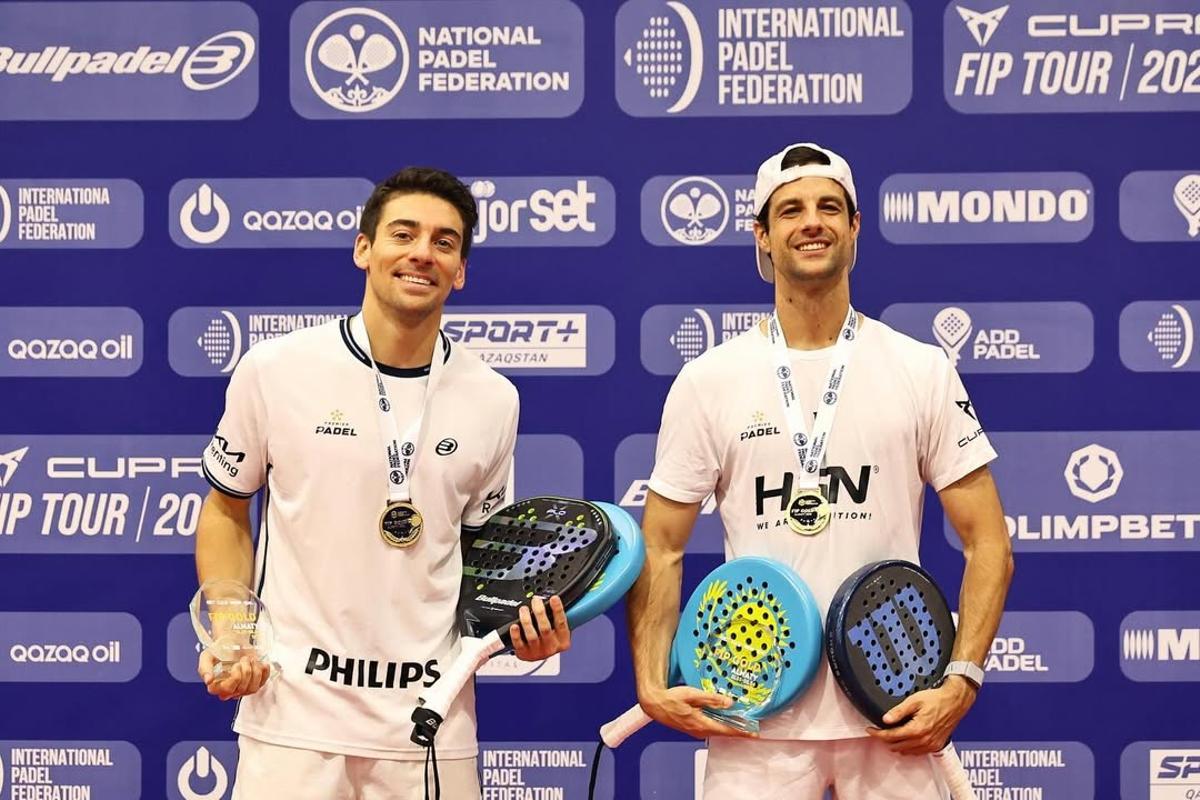 Di Nenno y Momo con sus trofeos de campeones