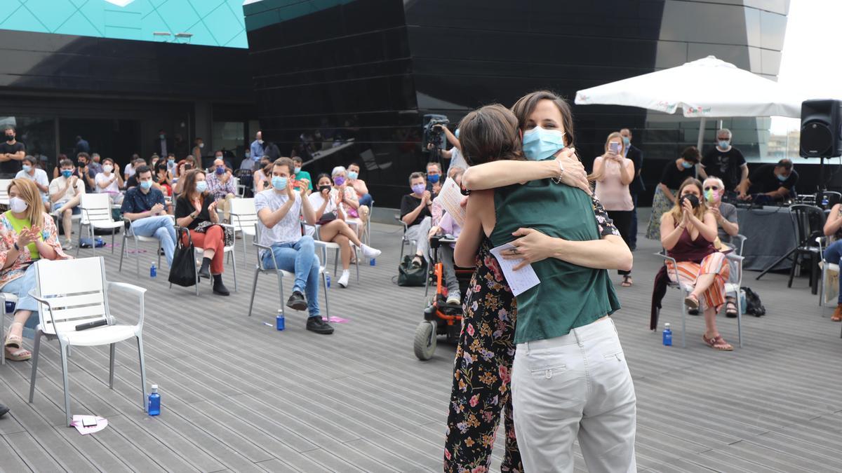 Montero abraza a Belarra al darle la palabra en el acto de Podemos este viernes.