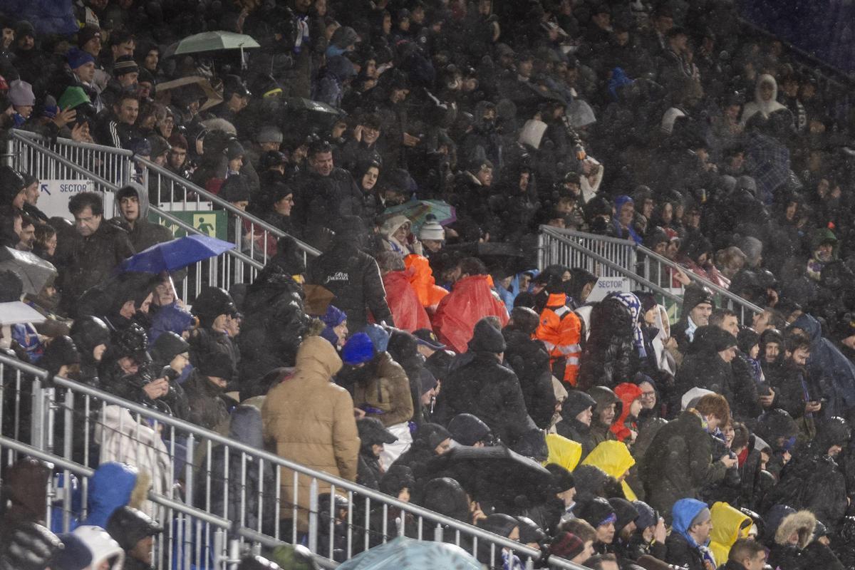 Los servicios sanitarios atienden al aficionado que resultó herido tras sufrir el golpe de la mesa durante el partido ante el Castellón.