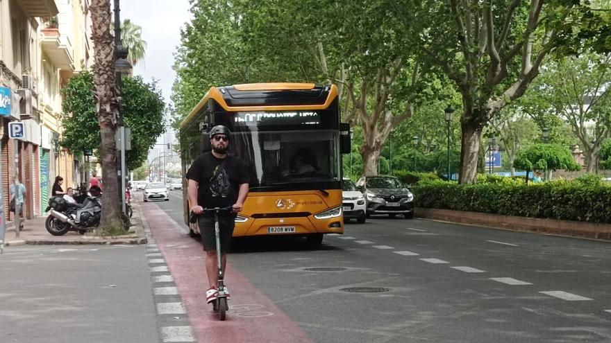 Un patinete circula delante de un bus en Fernando el Católico