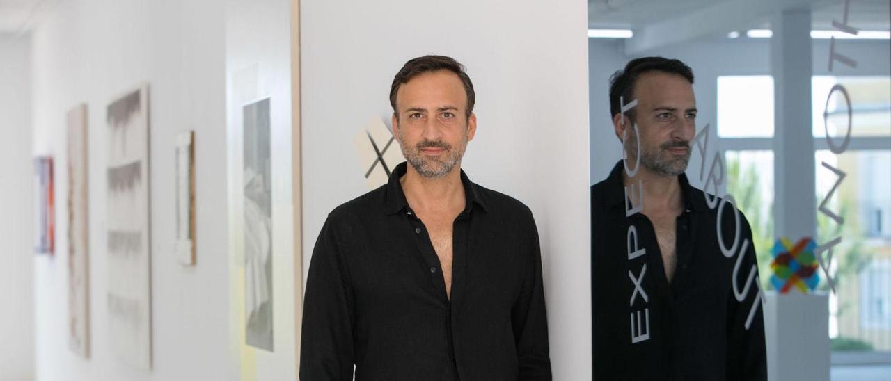 El director de la galería Parra &amp; Romero, Guillermo Romero Parra, ayer horas antes de inaugurar el nuevo espacio.  |  VICENT MARÍ