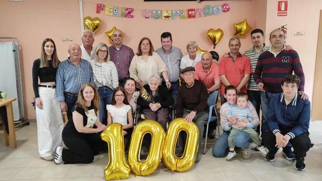 Isabel Codesal Martín celebra en la residencia un siglo de vida rodeada de sus familiares.  | CEDIDA