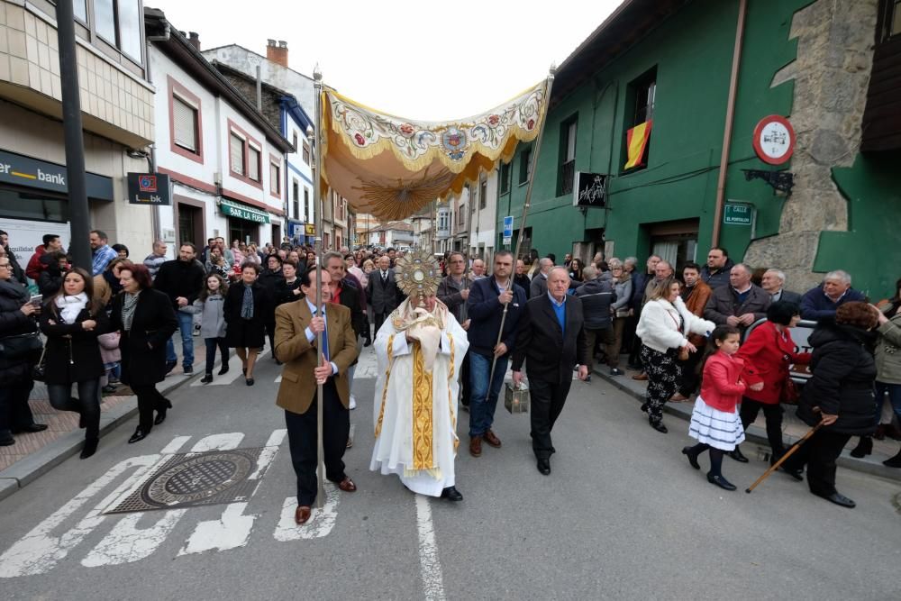 Procesión del Santo Encuentro en Campomanes