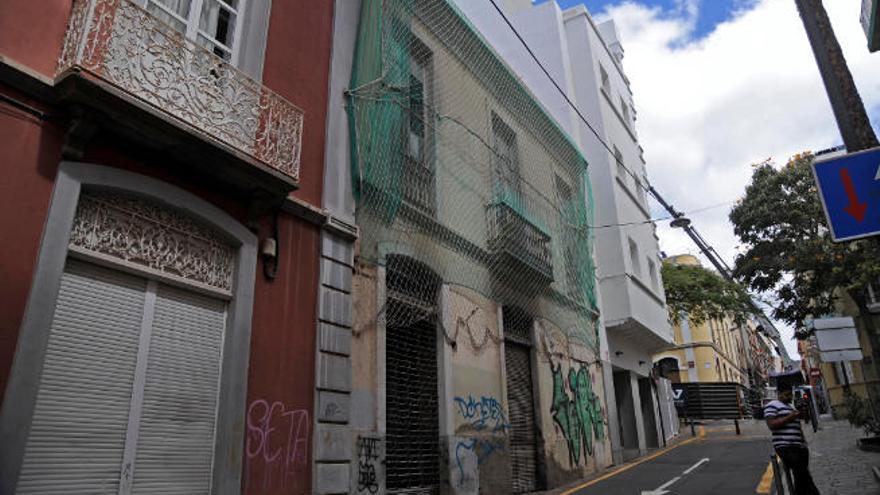 El edificio, que tiene protección, está situado en la calle San Juan Bautista.